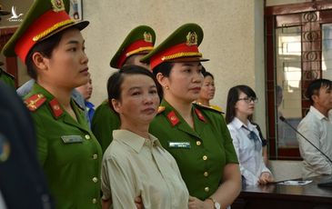 Lãnh án 20 năm tù, mẹ ‘nữ sinh giao gà’ gào thét ‘Tôi bị oan’