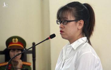 Vụ Alibaba: Nguyễn Huỳnh Tú Trinh cười tươi khi nghe Hội thẩm nhân dân thẩm vấn