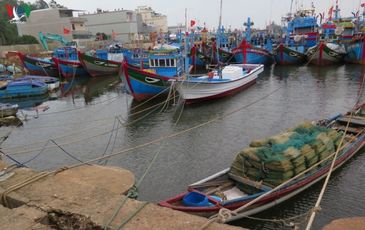 Người dân miền Trung khẩn trương chuẩn bị ứng phó bão số 6
