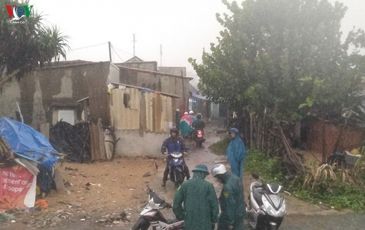Bão số 6 gây mưa lớn, phố ngập nước, dân vất vả chạy bão