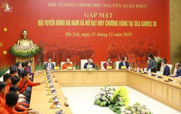 Cuộc gặp thân mật của Thủ tướng với hai đội tuyển bóng đá Việt Nam