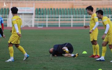 Thầy Park té lăn vì chơi bóng ma với học trò