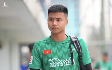 Thủ môn Văn Toản bị tố bắt cá hai tay khi vừa cập nhật trạng thái đính hôn với bạn gái?