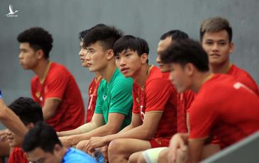 Sân đấu ngập nước, nguy cơ hoãn trận U22 Việt Nam vs U22 Singapore rất cao