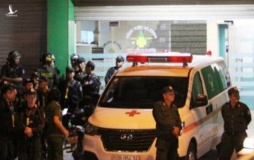 NÓNG: Hàng trăm cảnh sát trang bị súng bao vây bệnh viện