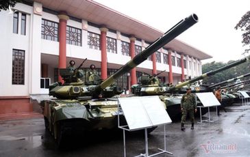 Kíp lái T-54M được trang bị mũ chống đạn chuẩn NATO