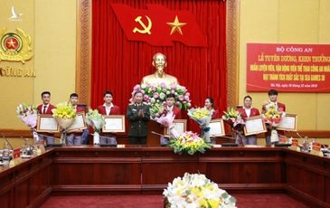 Bộ trưởng Tô Lâm khen thưởng HLV, VĐV Thể thao CAND dự Sea Games 30