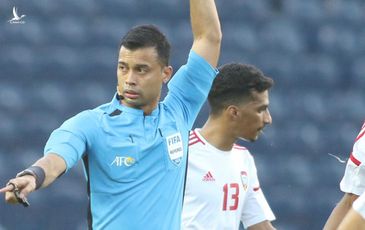 Trọng tài không thổi penalty sau pha chạm tay của cầu thủ UAE