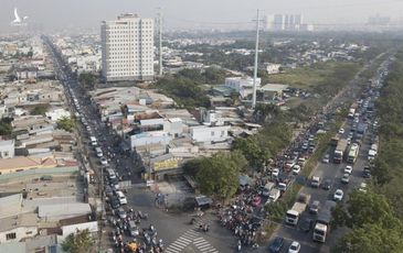 Đường về miền Tây kẹt không lối thoát, lái xe cắn hạt dưa giữa quốc lộ