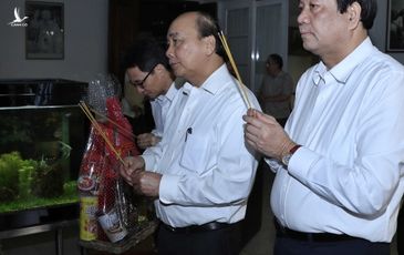 Thủ tướng dâng hương các đồng chí nguyên lãnh đạo Đảng, Nhà nước, Chính phủ đã từ trần