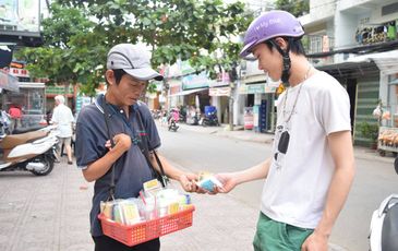 Bán tăm bông ngày thu bạc triệu và ‘kỹ nghệ ăn xin’ siêu lợi nhuận ở Thủ đô