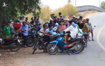 Đưa cả nhà đi xem cảnh sát vây bắt kẻ bắn 5 người ở Củ Chi