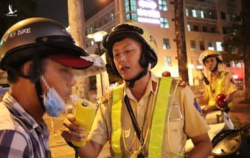 Dân nhậu Sài Gòn cù cưa ‘có người quen trong ngành’ vẫn bị CSGT phạt 35 triệu