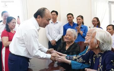 Thủ tướng trao quà Tết cho gia đình chính sách, hộ nghèo, công nhân lao động