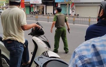 Người đàn ông nghi cầm súng và lựu đạn cố thủ chứa trong nhà cả kho vũ khí