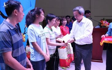 Trưởng ban Kinh tế Trung ương tặng quà, chúc Tết công nhân lao động tại tỉnh Bình Dương