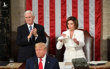 Ông Trump vừa kết thúc phát biểu, bà Pelosi xé bản Thông điệp Liên bang trong tay mình