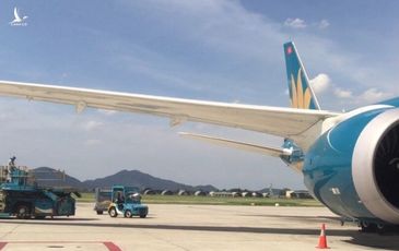 Chạy xe “cắt mặt” máy bay Vietnam Airlines vừa hạ cánh đang vào vị trí đỗ