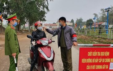 Bí thư xã Sơn Lôi: “Người dân biết công an, bộ đội, các bác sỹ trực chốt rất vất vả nên mang gà, khoai ra ủng hộ”