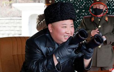 Hình ảnh đối lập giữa ông Kim Jong-un và cấp dưới giữa dịch Covid-19