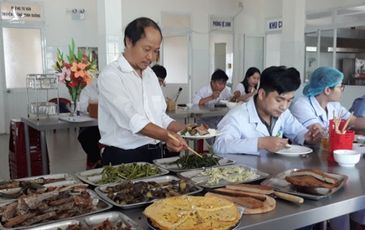 ‘Lạ’ với suất cơm chỉ 18.000 của y bác sĩ chống dịch Covid-19