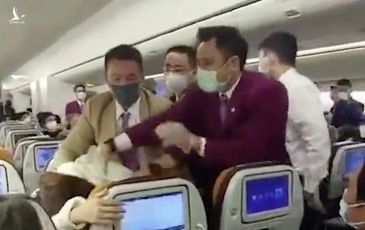 Hành khách Trung Quốc ho vào mặt tiếp viên hãng hàng không