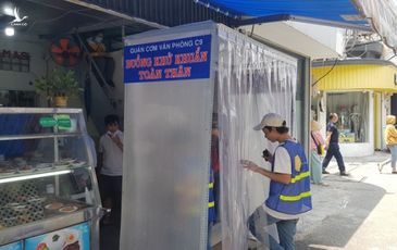 Quán cơm trang bị buồng khử khuẩn toàn thân phòng dịch Covid-19