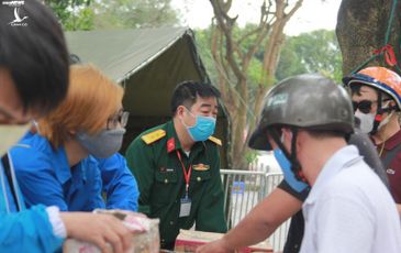 Bữa cơm lúc 14h và nhiệm vụ khiến cán bộ khu cách ly “đỏ mặt tía tai“