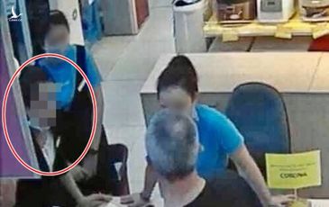 Nữ nhân viên ĐMX nhiễm Covid-19 đã kéo khẩu trang xuống khi tư vấn cho du khách Anh