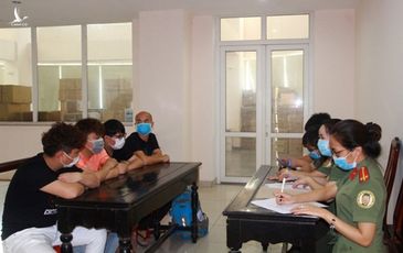 Lực lượng Công an trục xuất 4 người Trung Quốc trốn ở Việt Nam