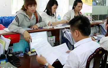 Buộc thôi việc công chức sách nhiễu, nhận tiền người vi phạm