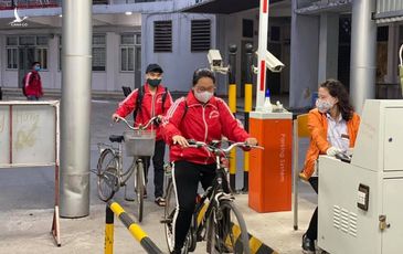 Sinh viên xếp hàng đo thân nhiệt trong ngày đầu trở lại trường