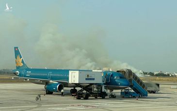 Máy bay Vietnam Airlines gặp sự cố nghiêm trọng, khói bốc mịt mù ở Tân Sơn Nhất