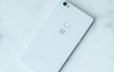 Bphone 4 có tên gọi chính thức Bphone B86, loại bỏ hoàn toàn phím bấm vật lý