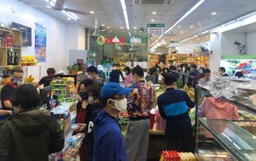 Sau khi Hà Nội có ca nhiễm Covid-19, người dân kéo nhau đi siêu thị ngay nửa đêm