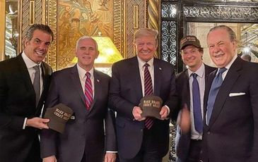 Tổng thống Donald Trump chụp ảnh cùng thư ký Tổng thống Brazil bị nhiễm Covid-19
