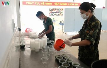 Những phụ nữ tận tình trong khu cách ly phòng, chống Covid-19