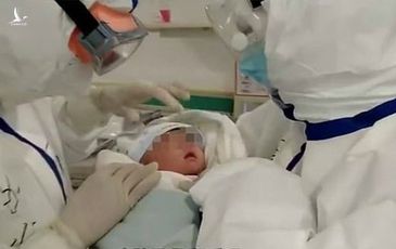 Em bé 2 tháng tuổi “một mình” từ Hàn Quốc về nước tránh dịch Covid-19
