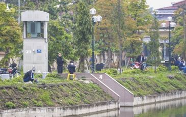 Hàng chục người thả cần câu cá ở Hà Nội trong ngày thứ 2 thực hiện giãn cách toàn xã hội