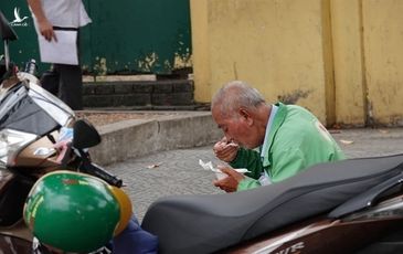 Tháo khẩu trang ra để ngồi ăn người dân cũng bị phạt