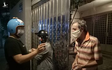 Thầy giáo Tây cầm bảng ‘giúp tiền’: ‘Người Việt quá nhân từ; tôi ổn, xin không nhận nữa!’