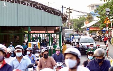 Chen chân qua phà Cát Lái trong lúc ‘giãn cách xã hội’