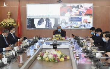 Thủ tướng trò chuyện trực tuyến với người bệnh