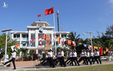 Trong hoàn cảnh nào, người lính Trường Sa luôn chắc tay súng