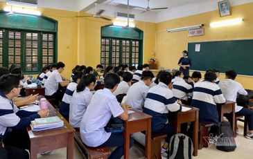 Hôm nay, học sinh lác đác đi học trở lại