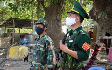 Những người lính bộ đội biên phòng ăn mì gói, ngủ võng ngăn dịch