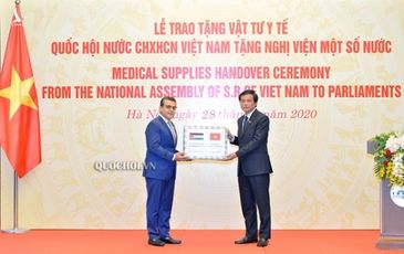 Quốc hội Việt Nam trao vật tư y tế tặng Nghị viện một số nước