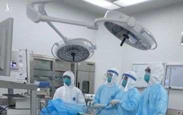 Phi công người Anh mắc Covid-19 tràn khí màng phổi, phải đặt ống dẫn lưu