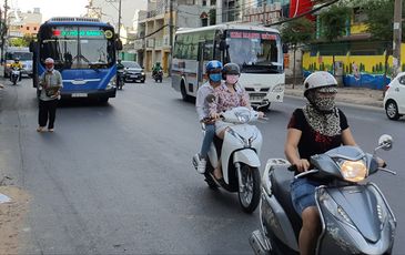 Bật đèn xe máy, xe đạp điện ban ngày: Thiếu thực tế