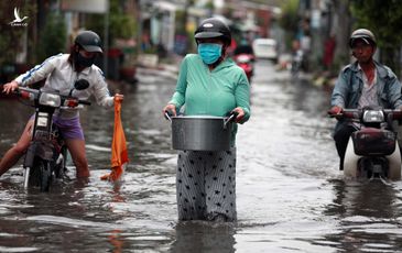 Đường ngập sâu nửa mét vì mưa lớn, người Sài Gòn vất vả lội nước